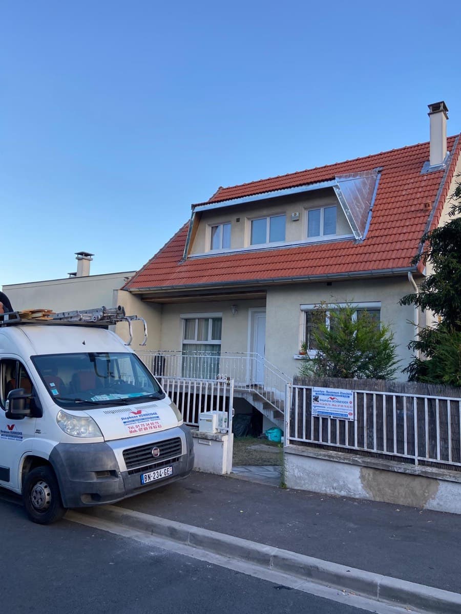 Pavillon Livry-Gargan en cours de recouverture tuile par Couverture Schneider